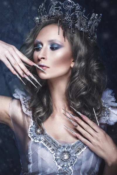 눈 여왕, 창조적인 메이크업, 투명 한 드레스와 왕관과 긴 네일 아트의 이미지에서 아름 다운 소녀. — 스톡 사진
