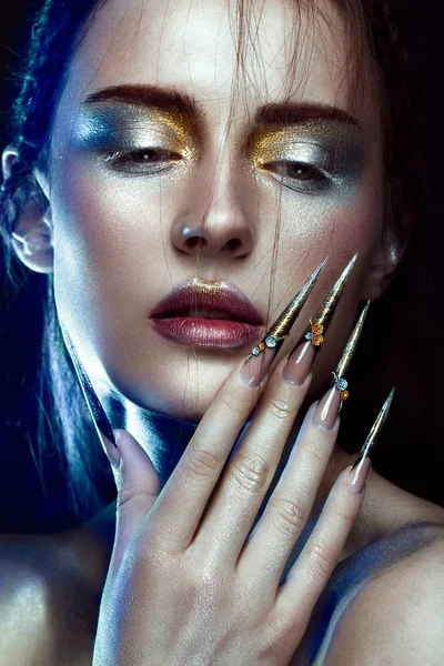 Beautiful girl with creative golden and silver glitter make-up, long nails art. beauty face. — Stock Photo, Image