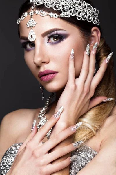 Krásná dívka v obrazu nevěsty arabských drahé šperky, orientální make-up a svatební manikúra. Krása tváře. — Stock fotografie