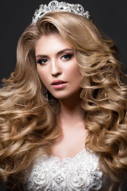 Güzel sarışın gelin düğün görüntü bukleler ve taç. Güzellik.