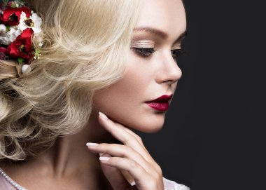 güzel sarışın kız gelin başında mor çiçekler ile görüntü. Güzellik.