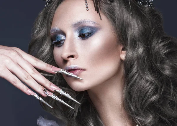 Kar kraliçesi, yaratıcı makyaj, şeffaf elbise taç ve uzun tırnak sanat ile görüntü güzel kız.