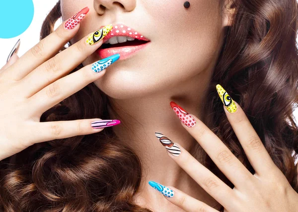 Foto di sorpresa giovane donna con professionale comico pop art make-up e design manicure. Stile creativo di bellezza . — Foto Stock