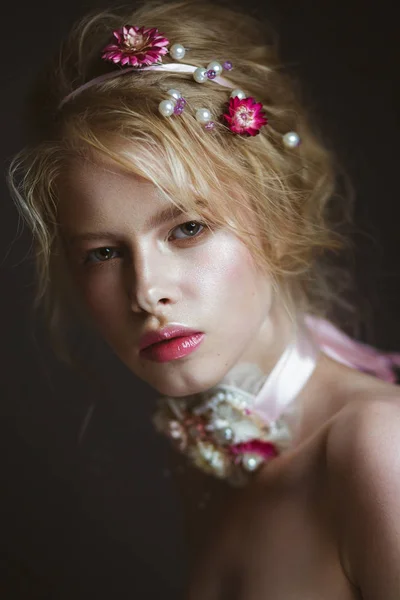 Красива блондинка моди з квітами на шиї і в її волоссі, мокрий оголений макіяж. Обличчя краси . — стокове фото