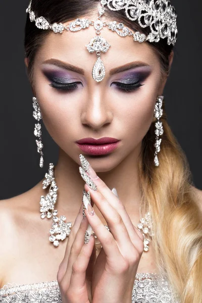 Krásná dívka v obrazu nevěsty arabských drahé šperky, orientální make-up a svatební manikúra. Krása tváře. — Stock fotografie