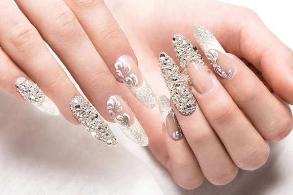 Beautifil bruiloft manicure voor de bruid in zachte tinten met strass. Nail Design. Close-up — Stockfoto