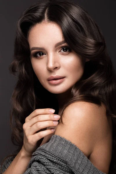 Mooie vrouw met gezonde huid en haren krullen, poseren in de studio. Schoonheid gezicht. — Stockfoto