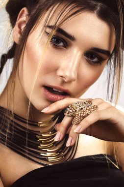 Güzel moda kadın yaratıcı makyaj ve saç modeli ile. Yüz güzelliği. Stüdyoda çekim Fotoğraflar.