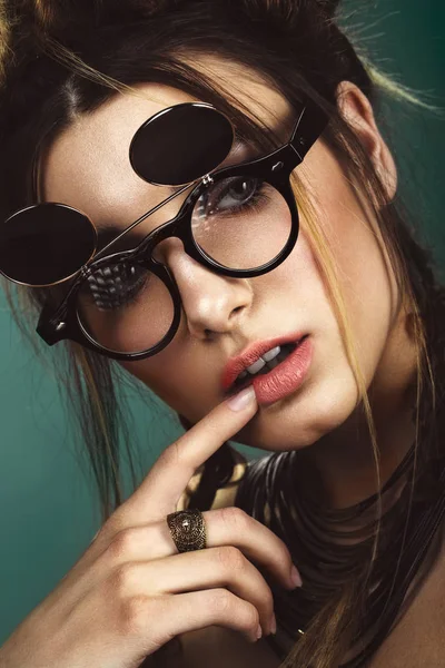 Mulher de moda bonita com maquiagem criativa, penteado usando óculos e jóias. rosto de beleza . — Fotografia de Stock