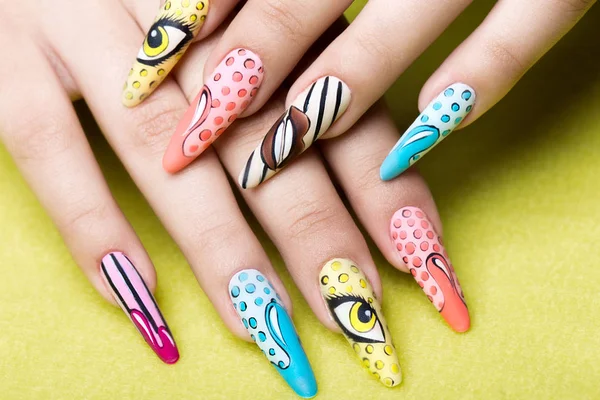 Larga manicura hermosa en estilo pop-art en los dedos femeninos. Diseño de uñas. Primer plano —  Fotos de Stock