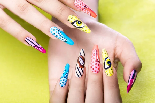 Larga manicura hermosa en estilo pop-art en los dedos femeninos. Diseño de uñas. Primer plano — Foto de Stock