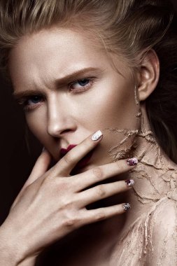 Yaratıcı makyaj manikür sanat ve tasarım güzel kızla. Yüz güzelliği. Stüdyoda çekim Fotoğraflar