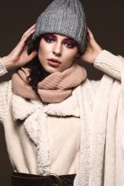 Güzel seksi uzun saçlı esmer kadın örme giysiler içinde. Güzellik yüz, vücut.