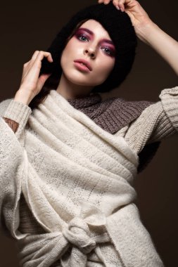 Güzel seksi uzun saçlı esmer kadın örme giysiler içinde. Güzellik yüz, vücut.