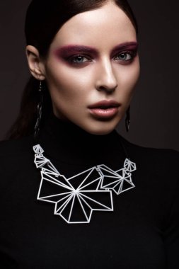 Bir siyah elbise, düz saç ve modaya uygun makyaj güzel esmer kız. Glamour Güzellik yüz.