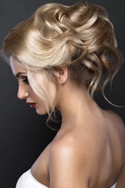 Beautiful blond girl with perfect skin, evening make-up, wedding hairstyle. Beauty face. — Stock Photo, Image