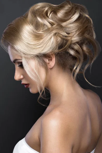 Menina loira bonita com pele perfeita, maquiagem à noite, penteado de casamento. Cara de beleza . — Fotografia de Stock