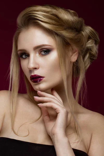 Hermosa chica rubia con la piel perfecta, maquillaje de noche, peinado de boda y accesorios. Cara de belleza . — Foto de Stock