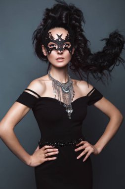 Avangart saç modelleri ile akşam elbiseli güzel kız. Güzellik yüz.