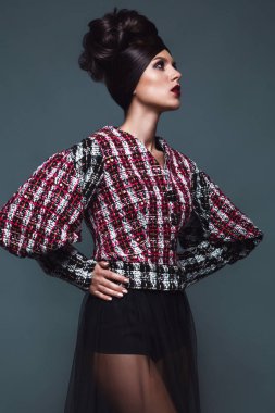 Avangart saç modelleri ile akşam elbiseli güzel kız. Güzellik yüz.