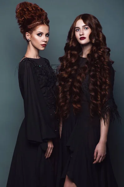 Meninas bonitas em vestido de noite com penteados de vanguarda. Beleza o rosto . — Fotografia de Stock