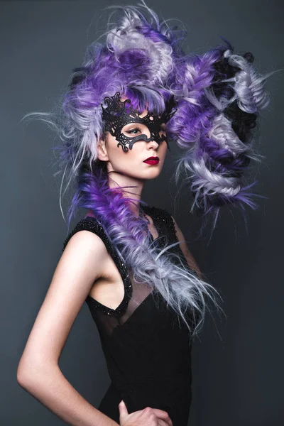 Mooi meisje in avondjurk met avant-garde kapsels. Schoonheid van het gezicht. — Stockfoto