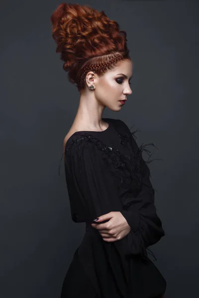 Beautiful girl in evening dress with avant-garde hairstyles. Beauty the face. — Stock Photo, Image