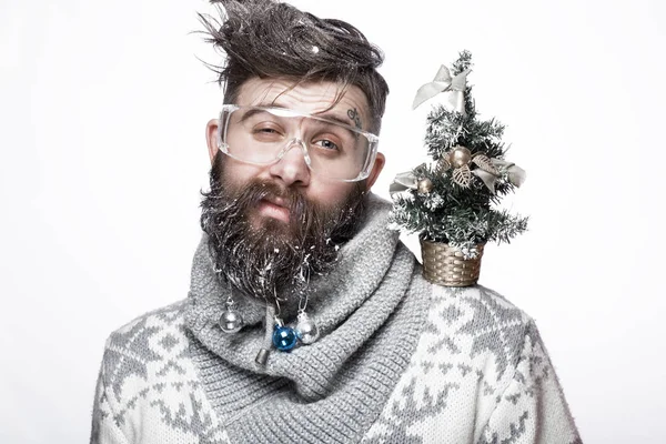 Funny bearded man in a New Years image with snow and decorations on his beard. Feast of Christmas. — Stock Photo, Image