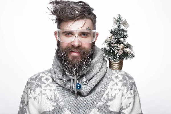 Funny bearded man in a New Years image with snow and decorations on his beard. Feast of Christmas. — Stock Photo, Image