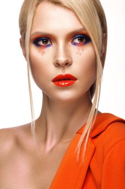 Parlak renkli makyaj ve turuncu dudaklar ile güzel kız. Güzellik.