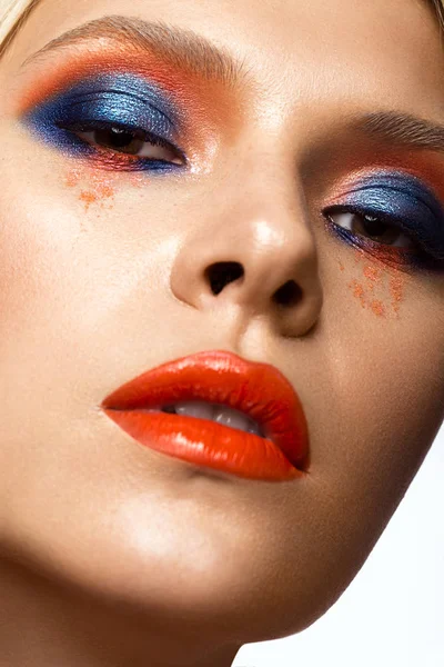 Mooi meisje met helder gekleurde make-up en oranje lippen. Schoonheid gezicht. — Stockfoto