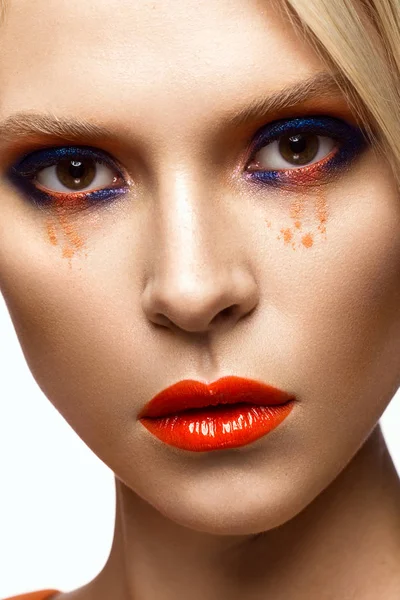 Beautiful girl with bright colored makeup and orange lips. Beauty face. — Stock Photo, Image