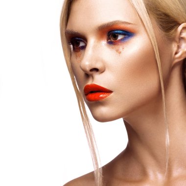 Parlak renkli makyaj ve turuncu dudaklar ile güzel kız. Güzellik.