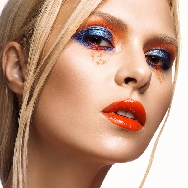 Menina bonita com maquiagem colorida brilhante e lábios laranja. Cara de beleza . — Fotografia de Stock