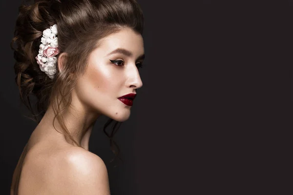 Menina bonita com maquiagem clássica, penteado de casamento, lábios brilhantes. rosto de beleza . — Fotografia de Stock