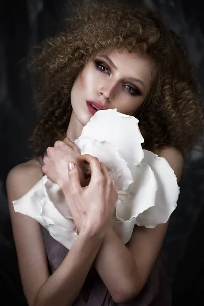Gyönyörű lány fehérnemű és a nagy virág göndör haj. szépség arc. — Stock Fotó