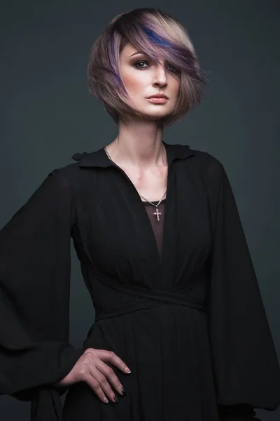 Beautiful girl in evening dress with avant-garde hairstyles. Beauty the face. — Stock Photo, Image