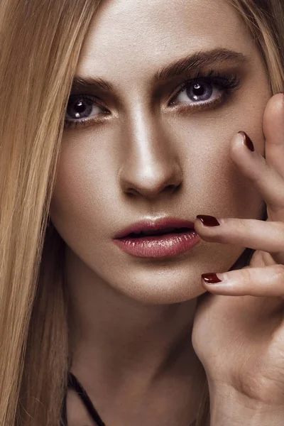 Mulher loira bonita com pele e cabelo saudáveis, manicure vermelho, posando em estúdio. Cara de beleza . — Fotografia de Stock