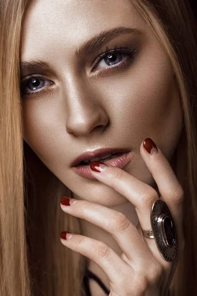 Mulher loira bonita com pele e cabelo saudáveis, manicure vermelho, posando em estúdio. Cara de beleza . — Fotografia de Stock