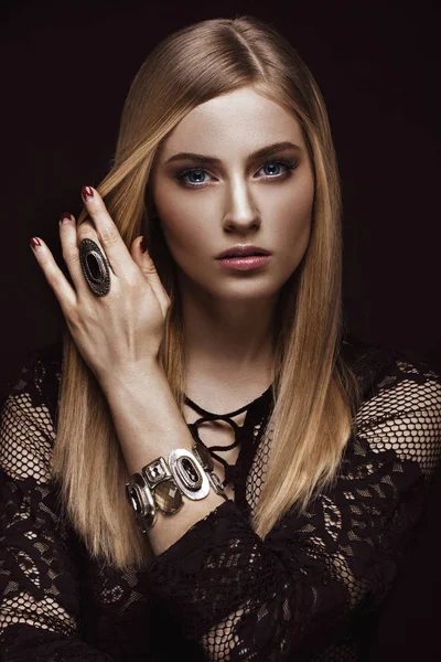 Mooie blonde vrouw met een gezonde huid en haren, rode manicure, poseren in de studio. Schoonheid gezicht. — Stockfoto