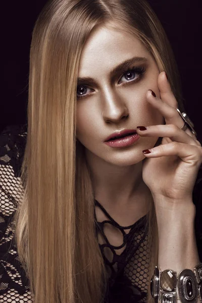 Mulher loira bonita com pele e cabelo saudáveis, manicure vermelho, posando em estúdio. Cara de beleza . — Fotografia de Stock