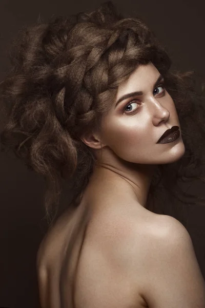 Beautiful girl with creative hairstyle art, perfect skin and dark makeup. The beauty of the face. — Stock Photo, Image