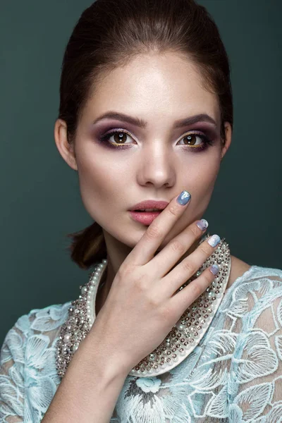 Hermosa mujer rubia con la piel y el cabello sanos, manicura azul, posando en el estudio. Cara de belleza . — Foto de Stock