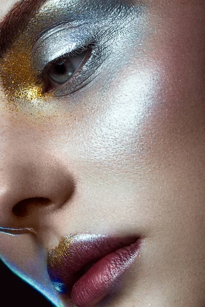 Hermosa chica con maquillaje creativo de oro y plata brillo. cara de belleza . — Foto de Stock