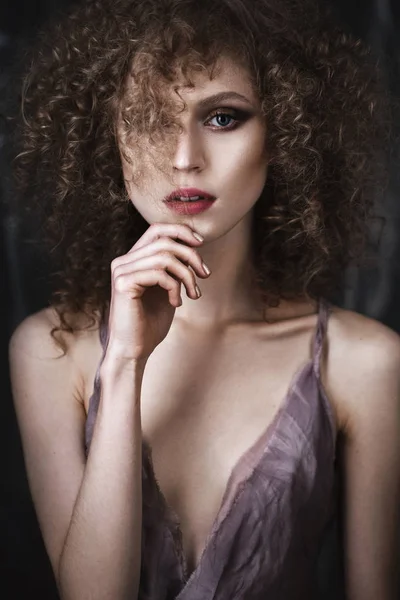 Hermosa chica con el pelo rizado en lencería y flor grande. cara de belleza . — Foto de Stock