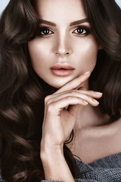 Beautiful woman with healthy skin and hair curls, posing in studio. Beauty face. — Stock Photo, Image