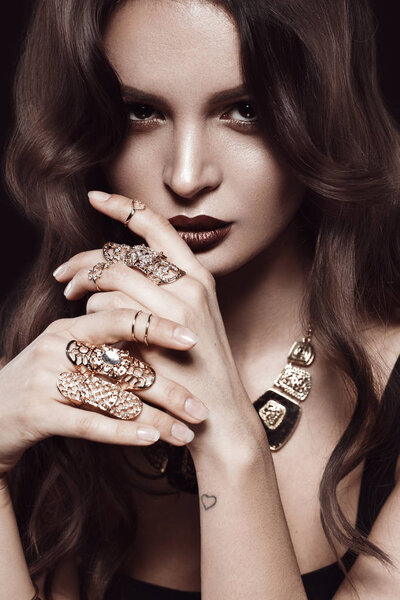 Красивая женщина со здоровой кожей, вечерним макияжем и кудрями, позирующая в студии. Красота лица
.
