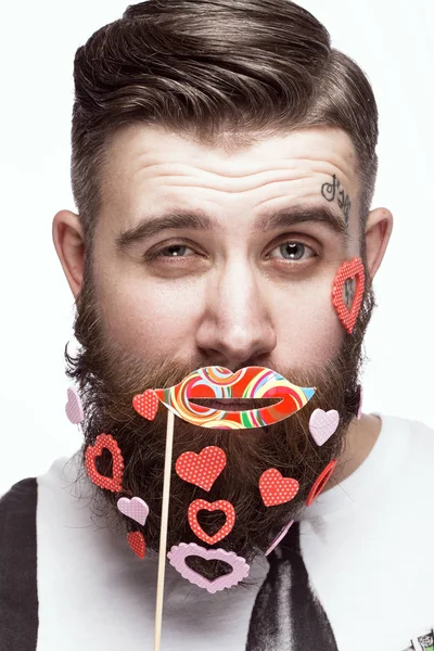 Смешной бородатый мужчина с сердцем День Святого Валентина . — стоковое фото