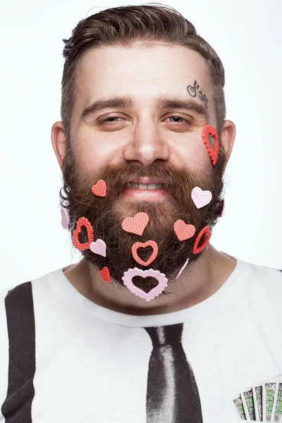 Uomo barbuto divertente con cuori San Valentino . — Foto Stock