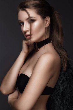 Güzel bir kadınla akşam makyaj ve uzun düz saç. Dumanlı gözler. Moda fotoğraf.